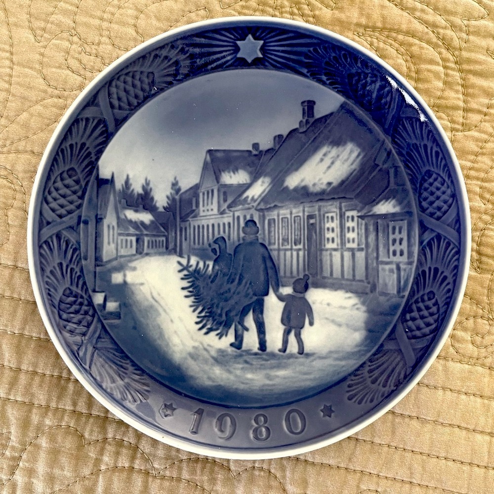 Royal Copenhagen 1980 “Bringing Home the Christmas Tree” Hanging Plate